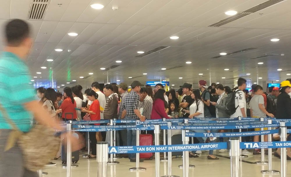 Sân bay Tân Sơn Nhất đông nghịt vì hàng nghìn người đi chơi lễ 30/4